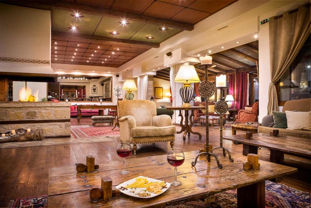 Country Club Hotel and Suites, Lounge