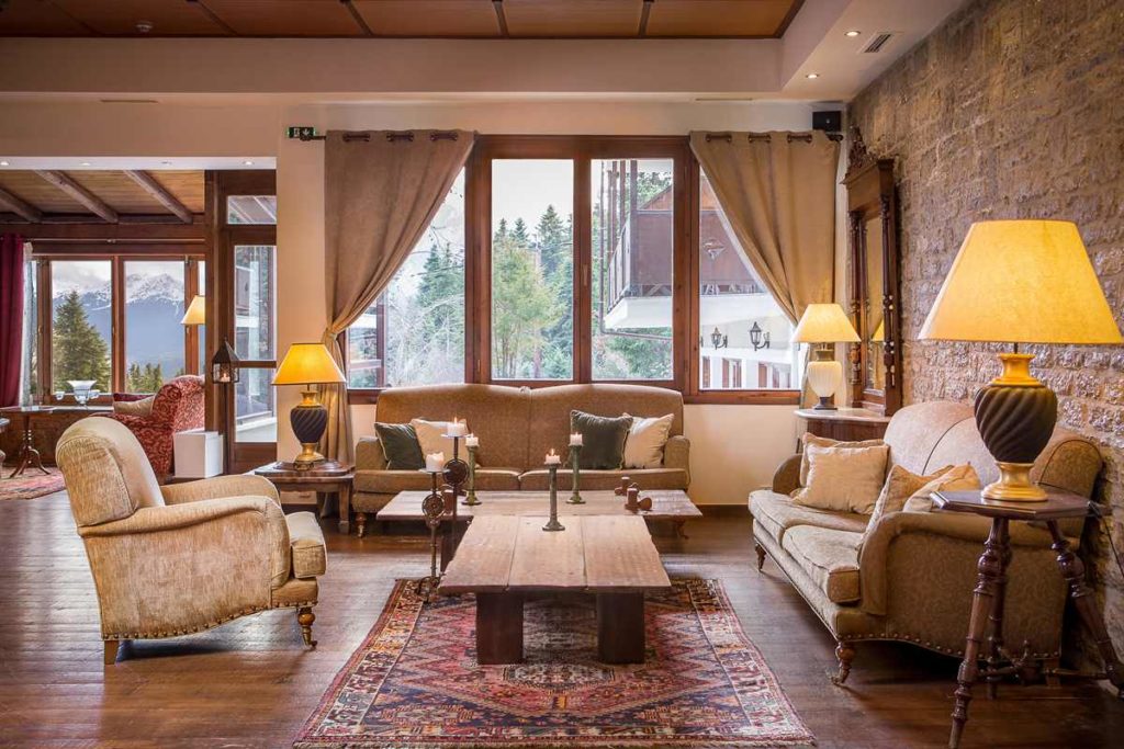 Country Club Hotel and Suites, Lounge