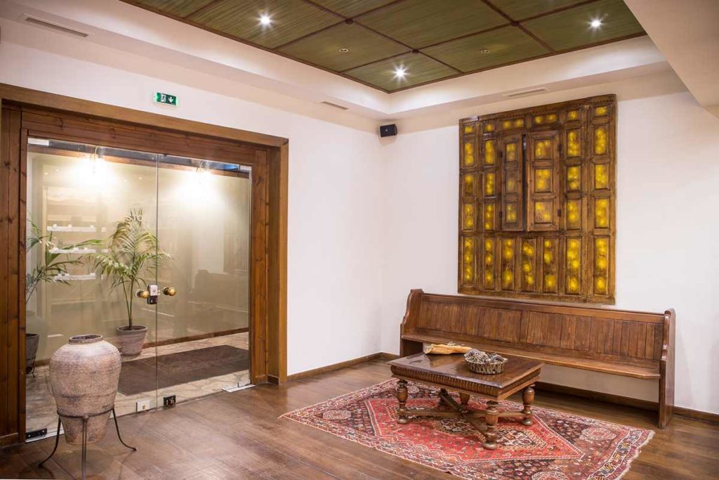 Country Club Hotel and Suites, Lounge