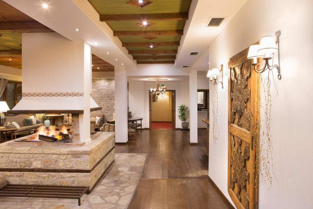 Country Club Hotel and Suites, Lounge