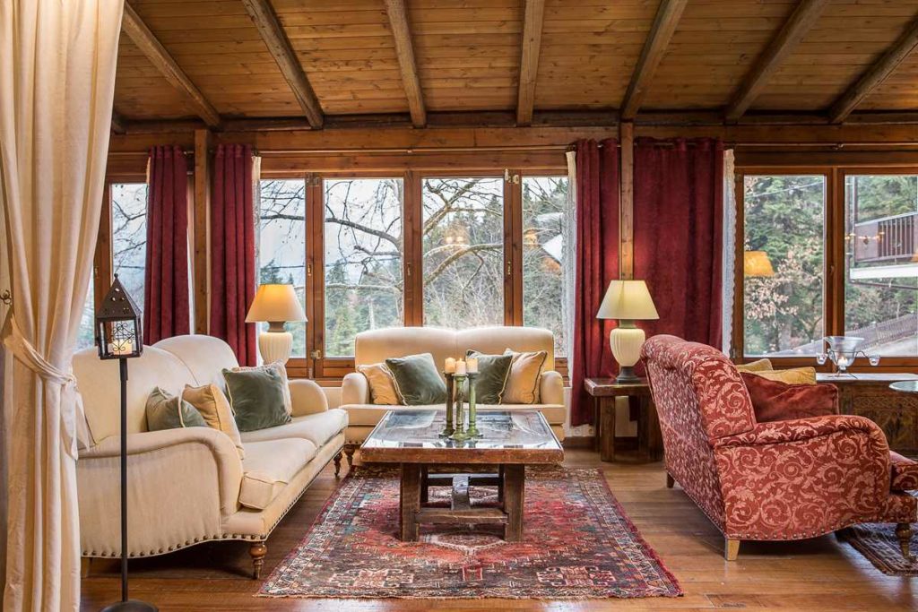 Country Club Hotel and Suites, Lounge