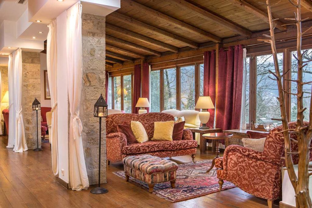 Country Club Hotel and Suites, Lounge