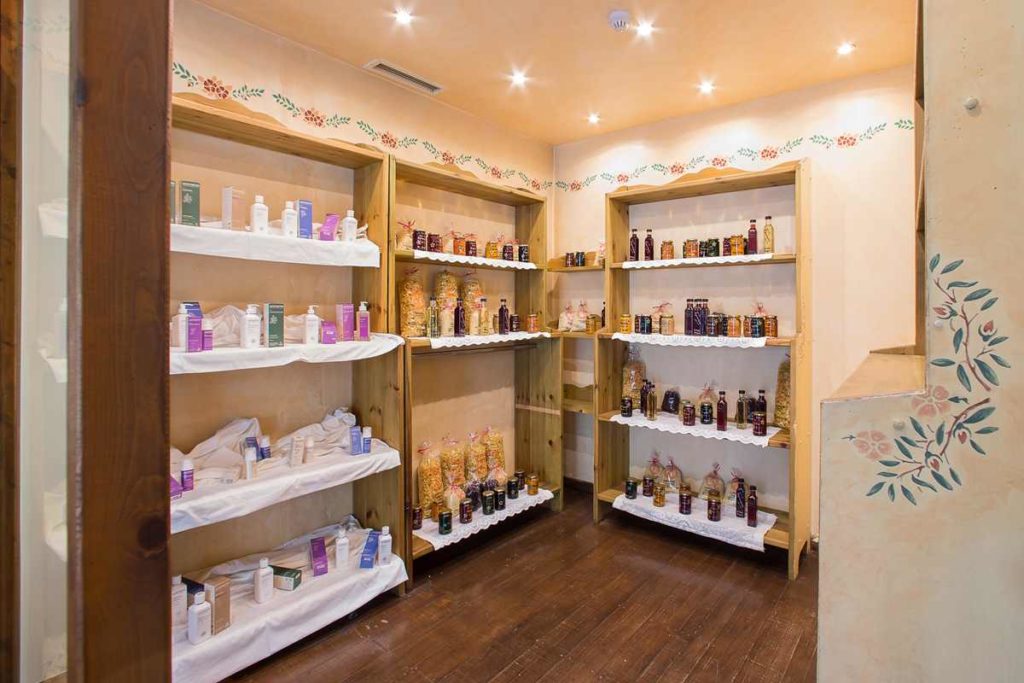 Country Club Hotel and Suites, Κατάστημα