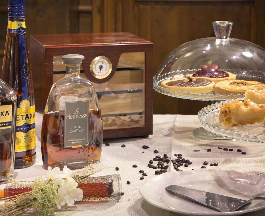 Country Club Hotel & Suites, Bar - Lounge Café