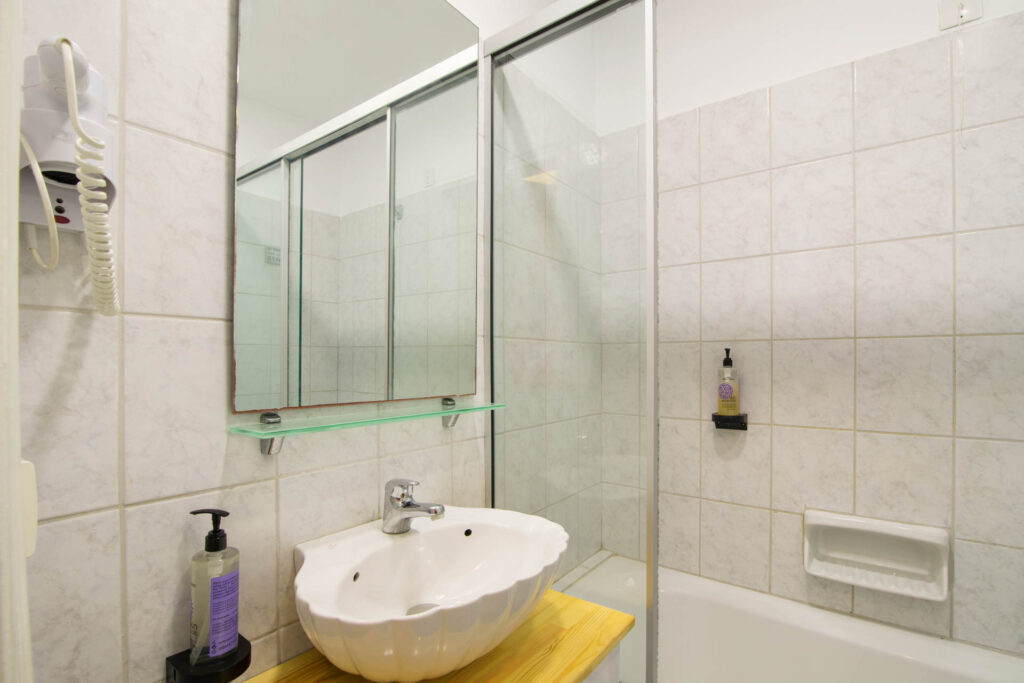 BATHROOM STANDARD ROOM II